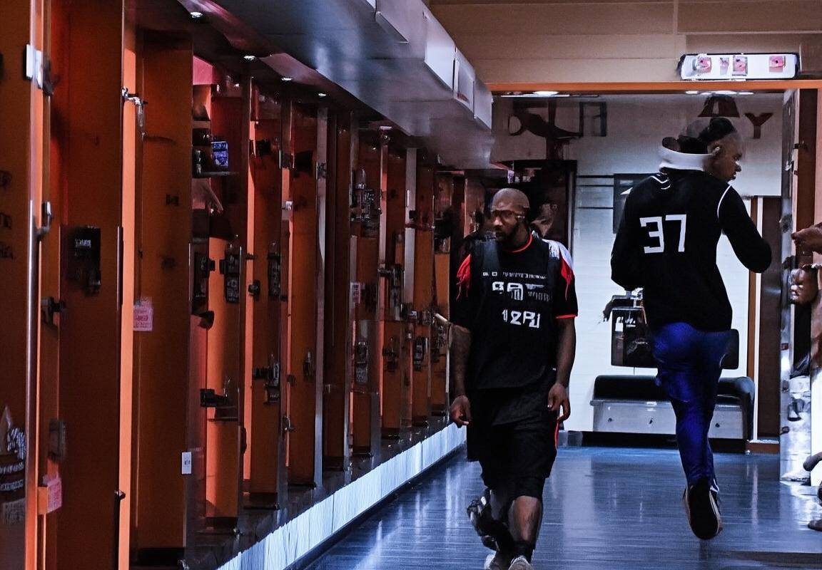 快船更衣室冲突：伦纳德怒踹战术板，乔治质疑防守轮转暴露球队内部裂痕，赛季目标陷危机